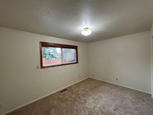 Building Photo - 3 Bedroom / 2 Bathroom in Bend's Orchard D...