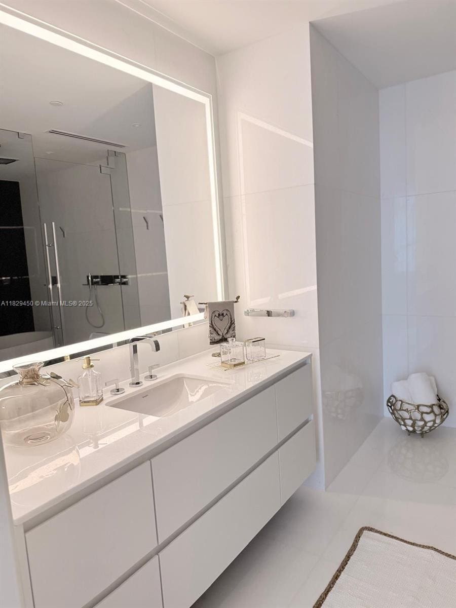 Building Photo - 300 Biscayne Boulevard Way