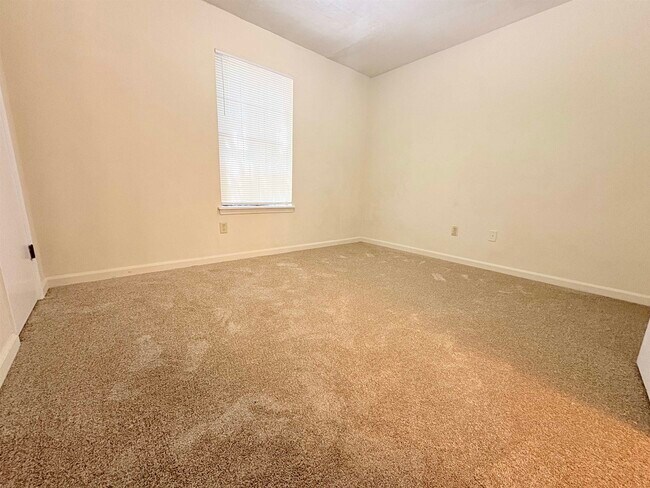 Building Photo - 1864 Sylvan Ct