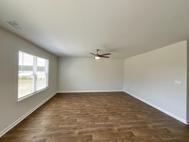Building Photo - 3br 2ba w/ Community Pool