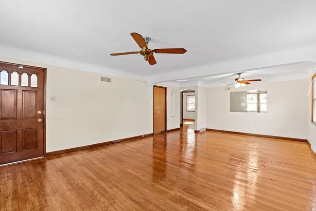 Building Photo - 2 bedroom Single Family Home with Fenced i...
