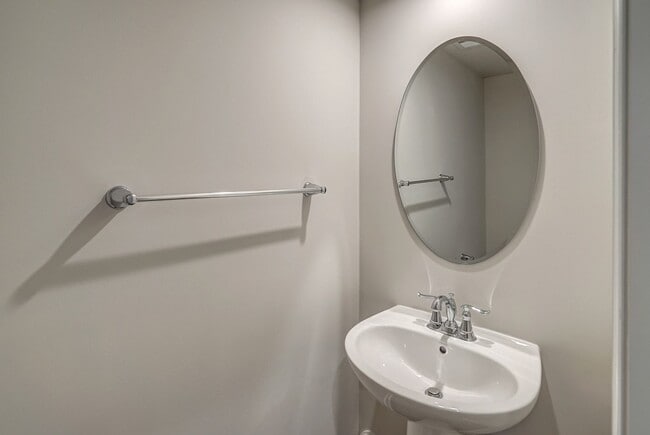 Building Photo - Wonderful townhome