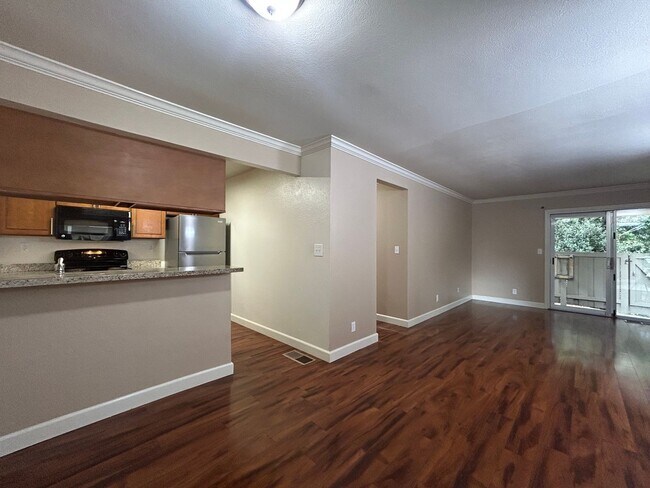 Building Photo - Move-In Ready 1BR in Sought-After Kirkwood...