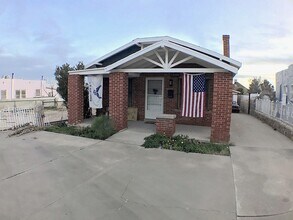 Building Photo - Central El Paso 2 bed REFRIG A/C with Moun...