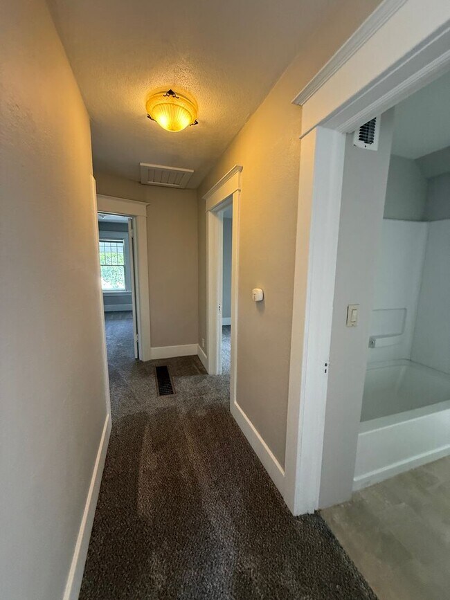 Building Photo - Large 4 Bed House with Fenced Yard