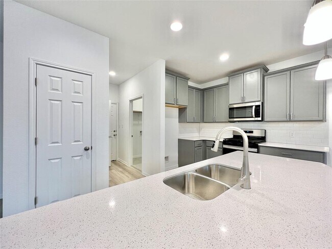 Building Photo - 3200 College Park Dr