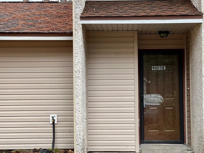 Building Photo - AVAILABLE NOW! (No Pets)