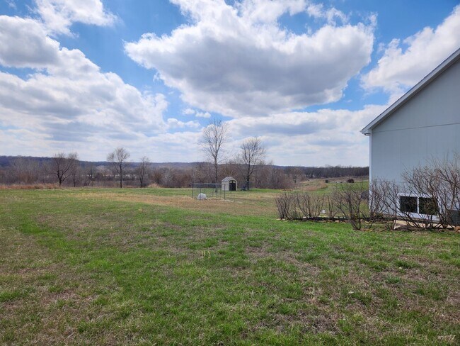 Building Photo - New price! Enjoy country living and seclus...