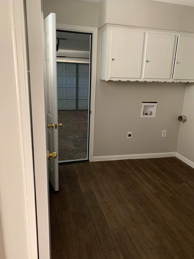 utility room - 5515 Longleaf Ln