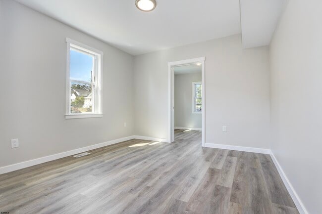 Building Photo - 137 Collins Ave