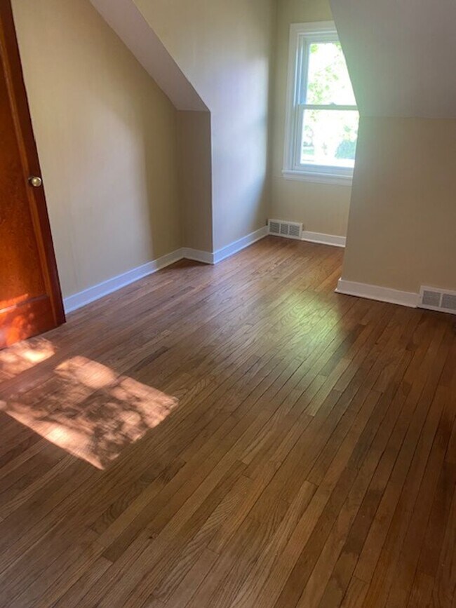 Building Photo - 124 Maxwell Ave