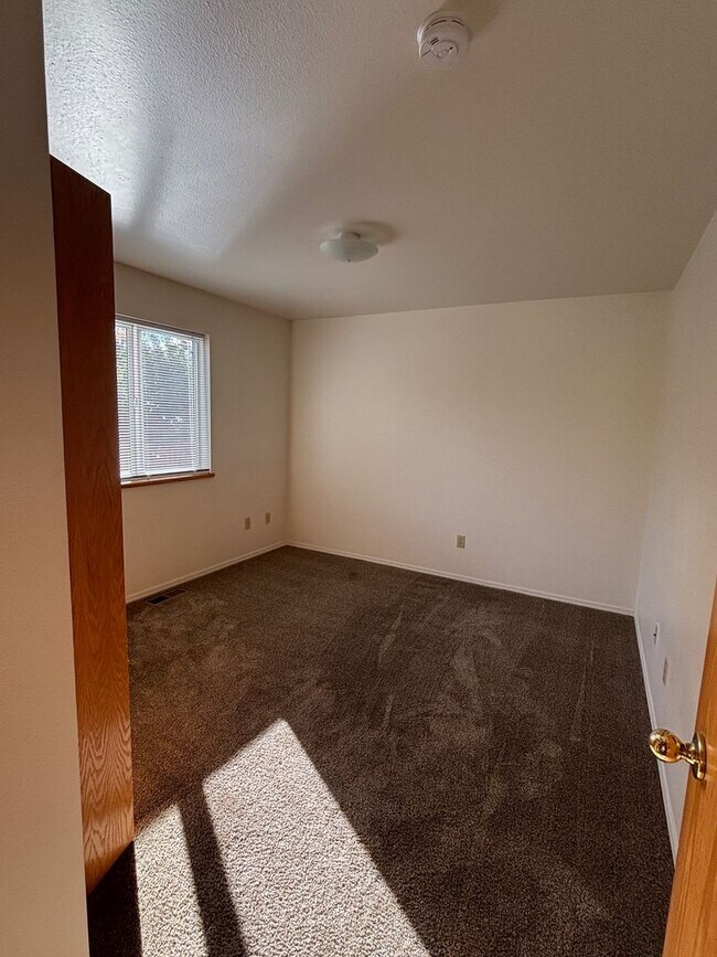 Building Photo - Great location for MSU and downtown.