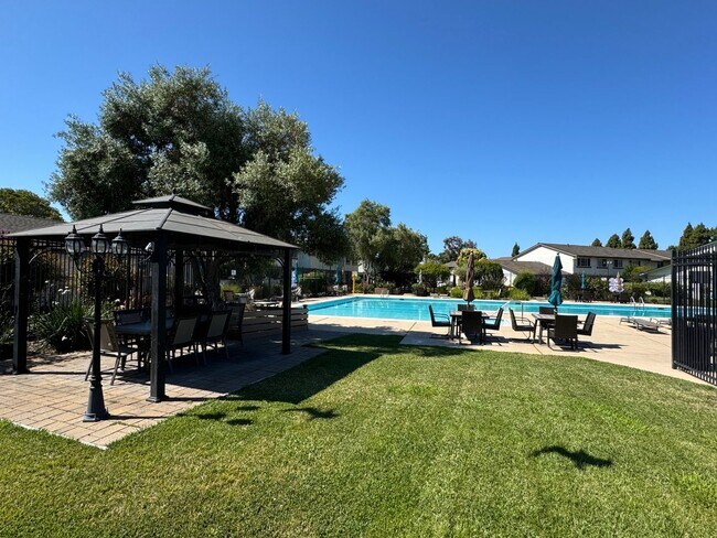 Building Photo - 2 Bedroom/1.5 Bathroom Townhouse Available in Union City!!