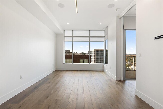 Building Photo - 501 West Ave