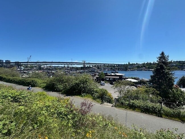 Building Photo - 2Bd/1Ba Seattle Home