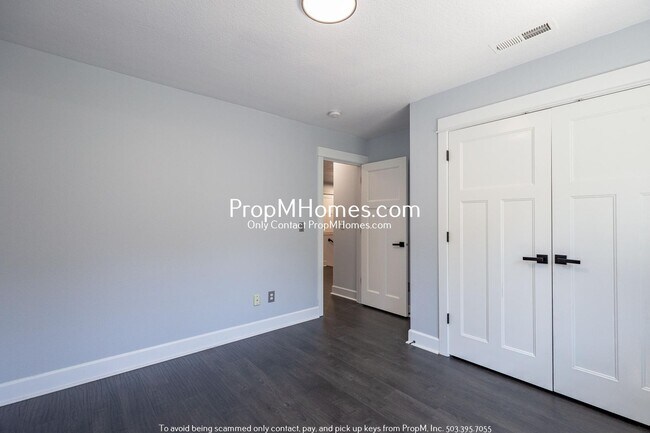 Building Photo - 11774 SE Lincoln Heights St
