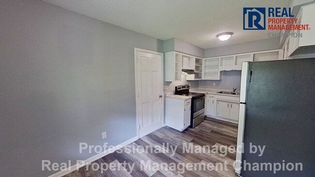 Building Photo - Charming 2 BD/1 BA Bungalow with Fenced Ba...