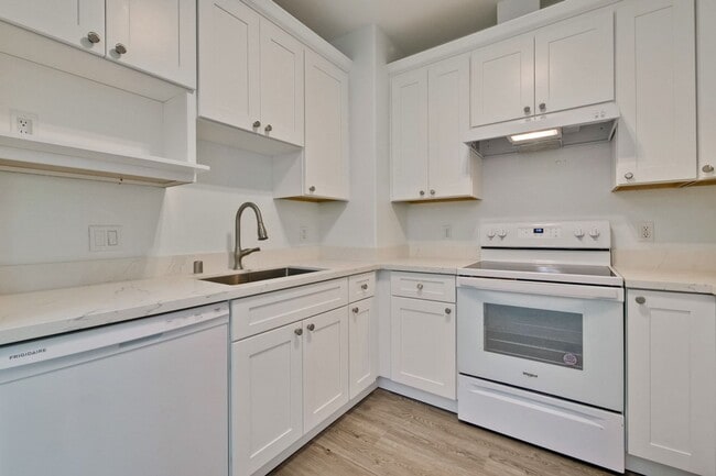 Building Photo - Excellent 2 Bed 2 Bath Condo - Completely Remodeled!
