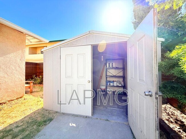 Building Photo - 4447 Lockwood Ave