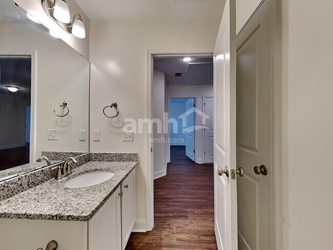 Building Photo - 526 Lateleaf Dr