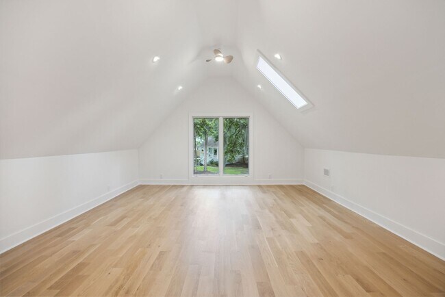 Building Photo - Available 6/15. Stunning, Fully-Rennovated...