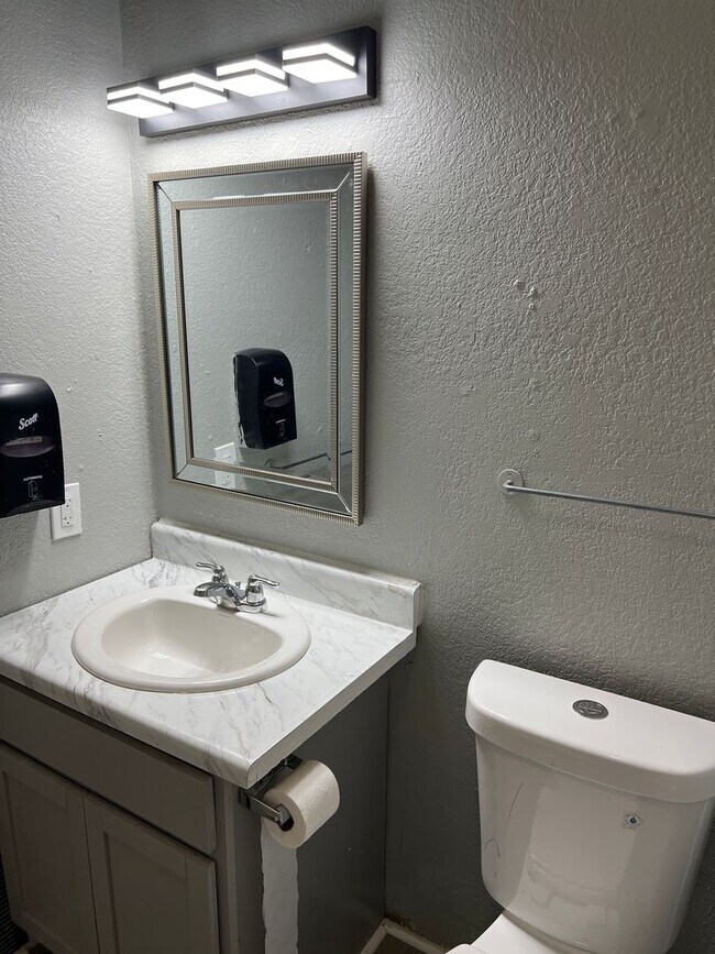 Building Photo - Charming 3-Bedroom/ 1 Bathroom house located in the heart of Topeka