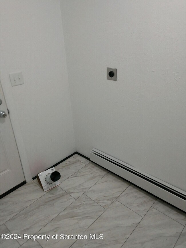 Building Photo - 1357 N Main Ave