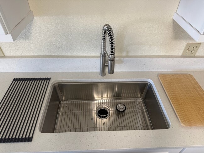 Building Photo - 156 W 500 S