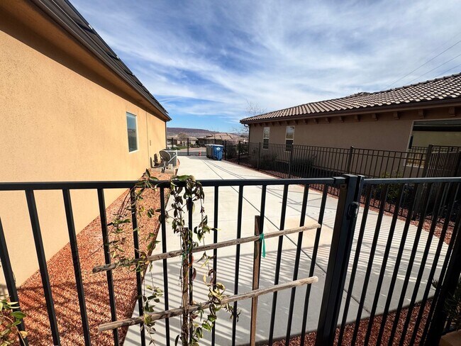 Building Photo - Short Term Fully Furnished Rental! Available May 1st - October 31st!