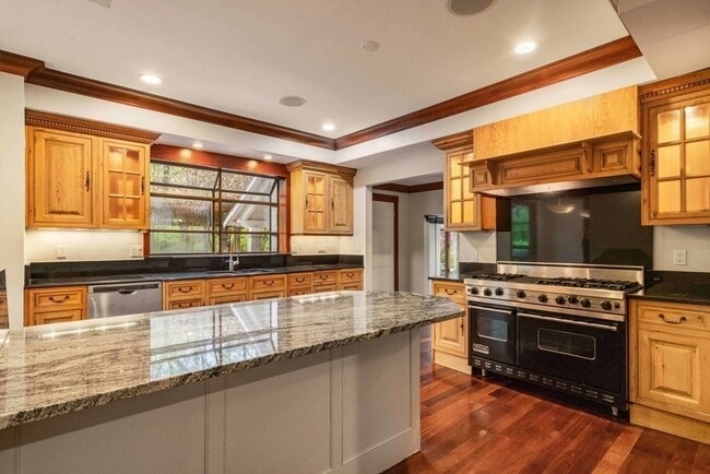 Building Photo - 12 Summit Rd