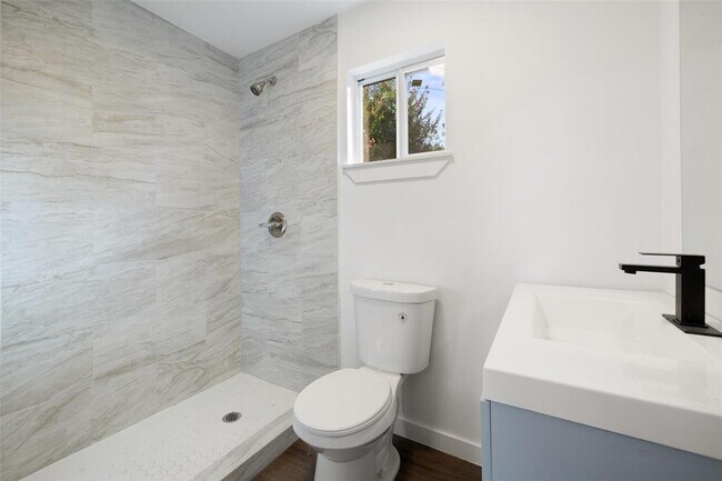 Building Photo - 707 W 7th St