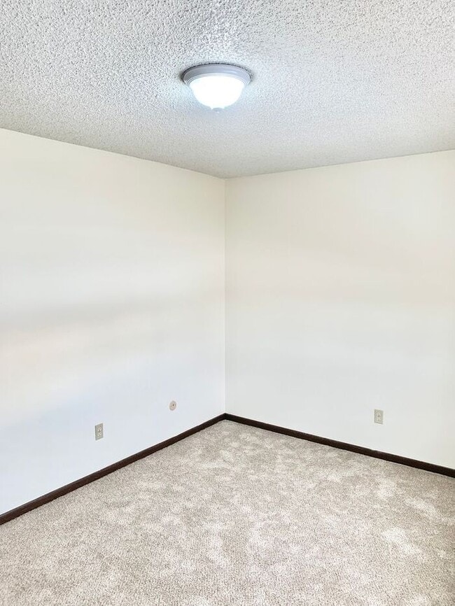 Building Photo - Large Two-Bedroom Apartment with Private H...
