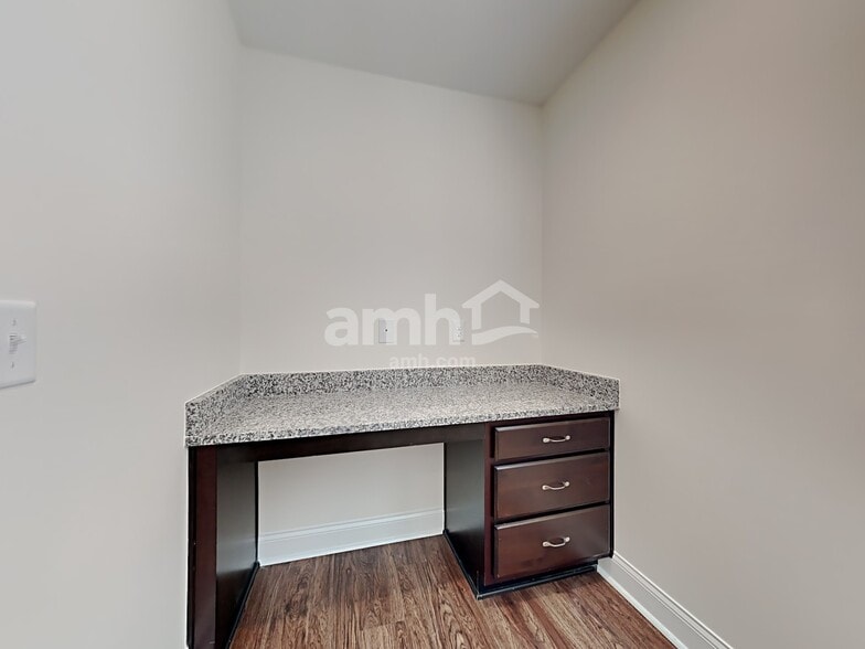 Building Photo - 126 Thatchet Dr