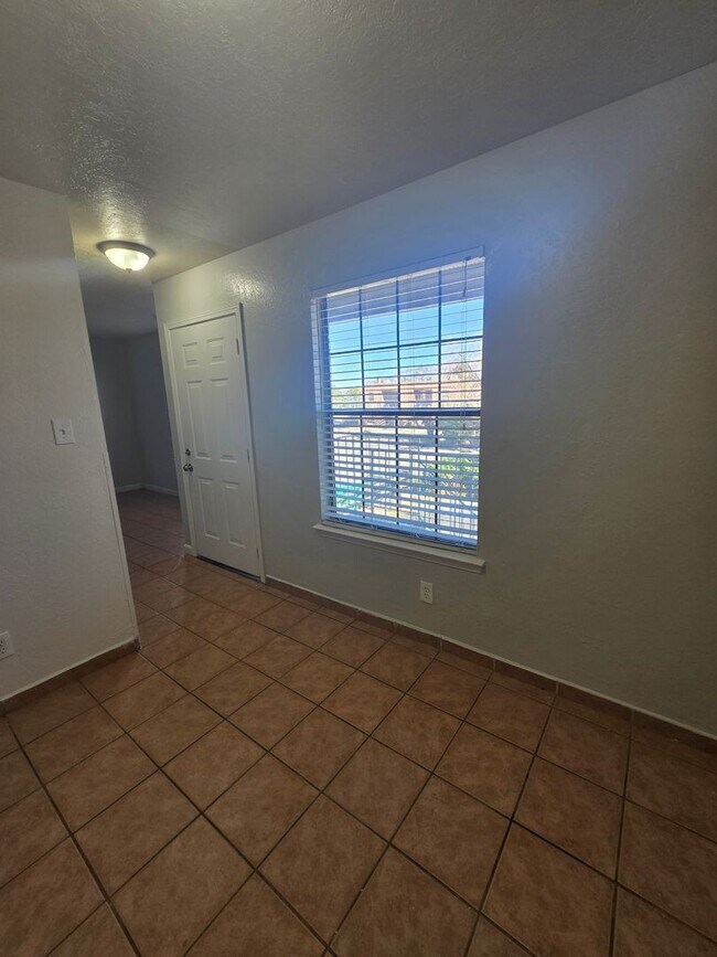 Building Photo - Comfortable 2 Bedroom Rio Rancho Apartment
