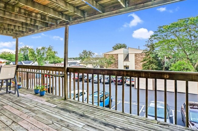 Building Photo - 855 S Pontiac Trail