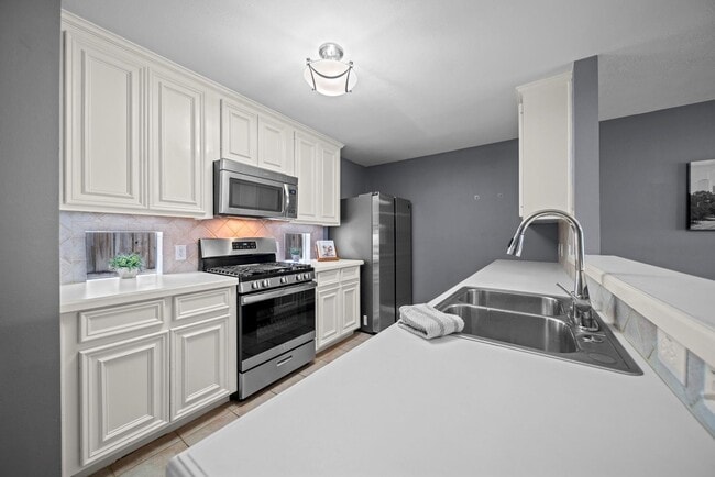 Building Photo - 1523 Cook St