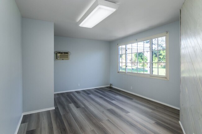 Building Photo - 4668 St Clair Ave