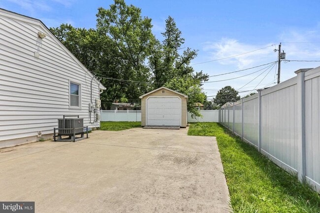 Building Photo - 1205 Whitman Dr