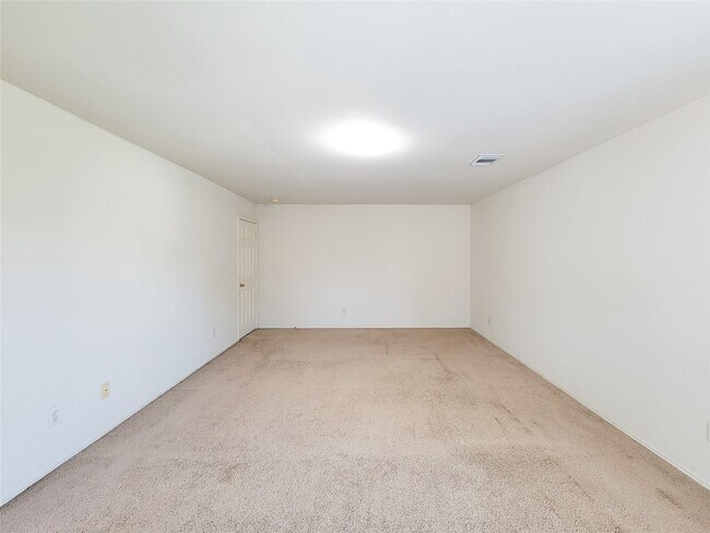 Building Photo - 5746 Roehampton Ct