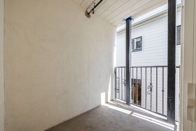 Building Photo - Modern Upstairs 3-Bedroom at 4222 1/2 | On...