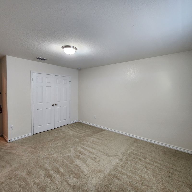 Building Photo - 330 Anchor