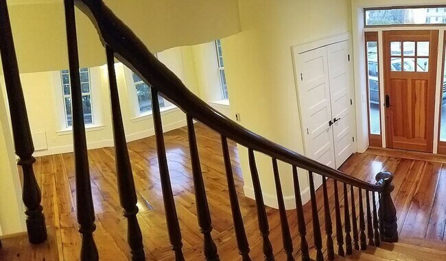 Building Photo - 14 Gray St