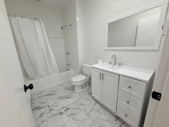 Building Photo - MISSION HILL 3 BED!!!!