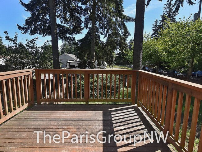 Building Photo - Super 2012 Shoreline Home – Upgrades, Wood Flrs, 3car Grg+++