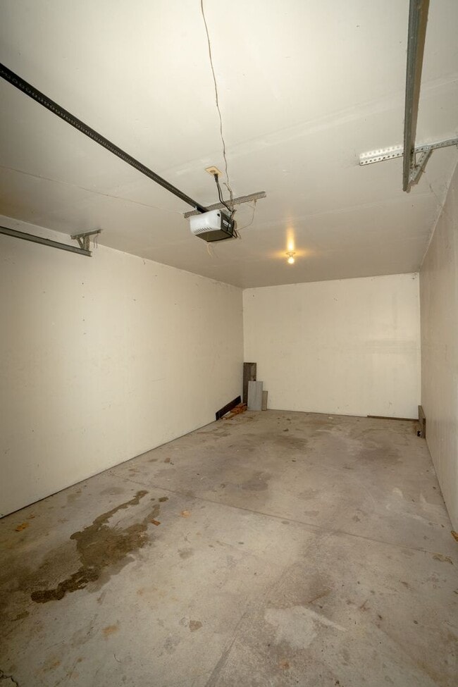 Building Photo - Got to see!  Two bedroom brick ranch style condo in Clinton Twp