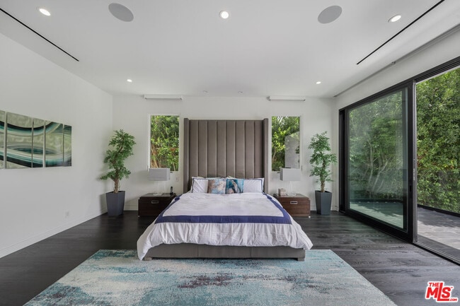 Building Photo - 511 N Rexford Dr