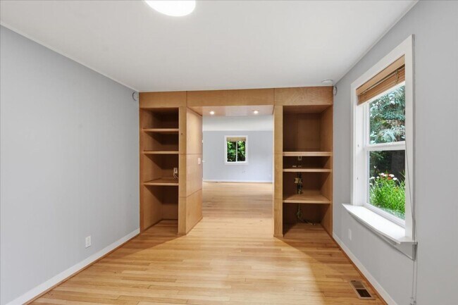 Building Photo - 2Bd/1Ba Seattle Home