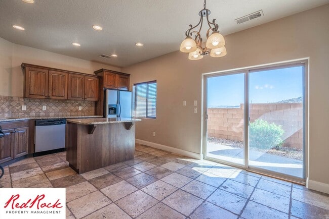 Building Photo - 3 Bedroom Townhome In Southgate Community