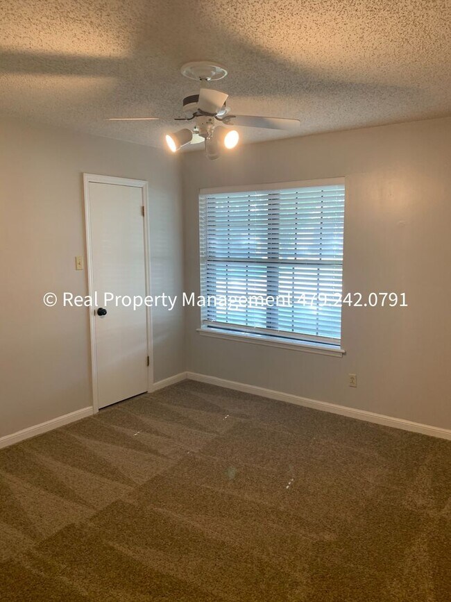 Building Photo - RENT READY! Charming 3 bed 2 bath home in the Eastside of Fort Smith!