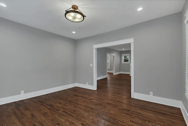 Building Photo - Total remodeled East Nashville Beauty!